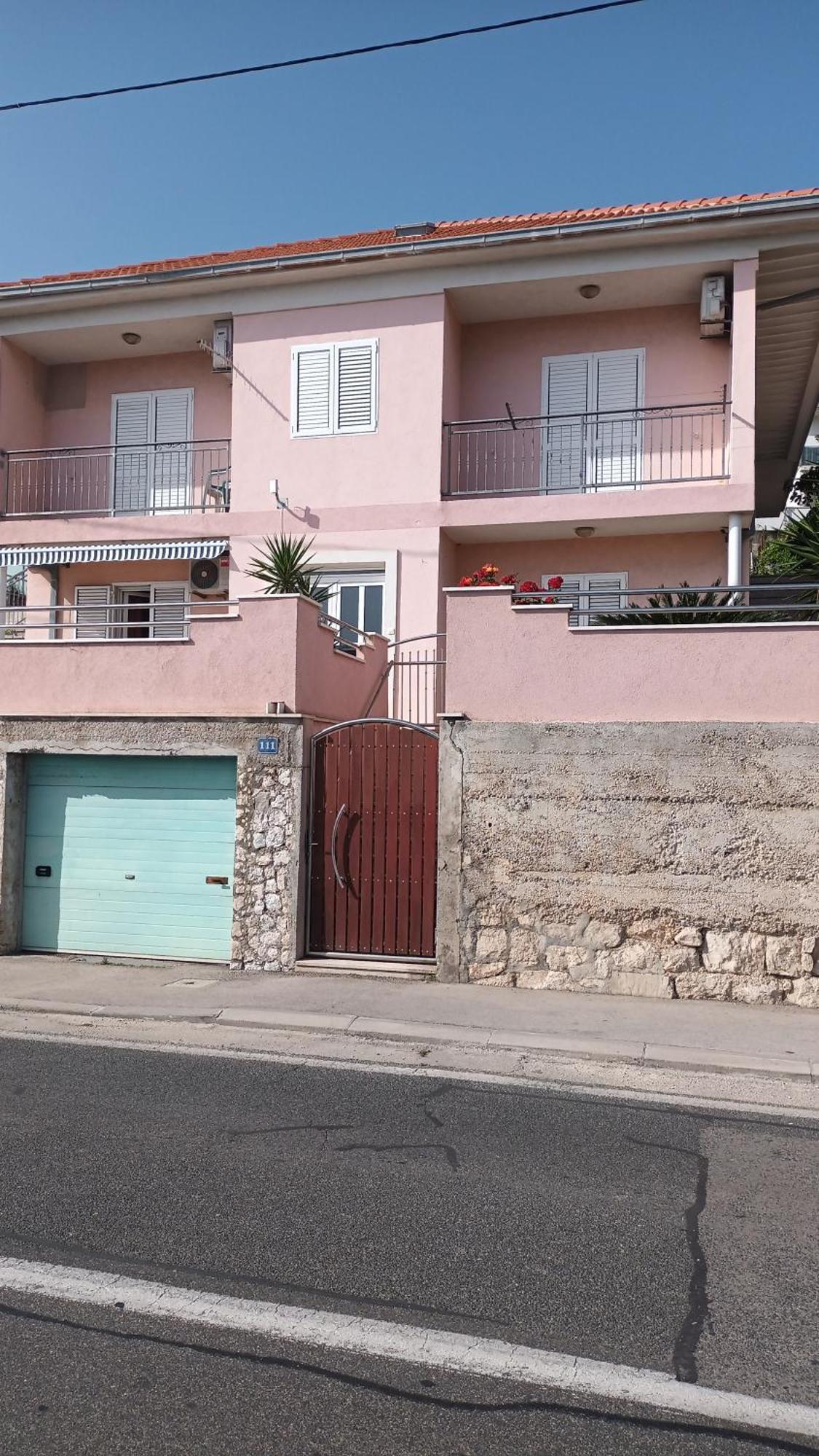Cici Apartment Dugi Rat Luaran gambar