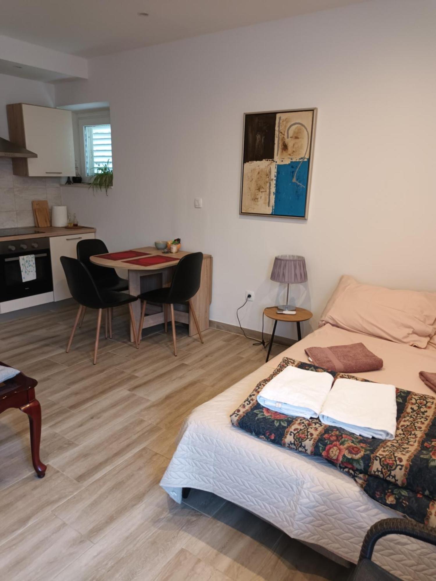 Cici Apartment Dugi Rat Luaran gambar